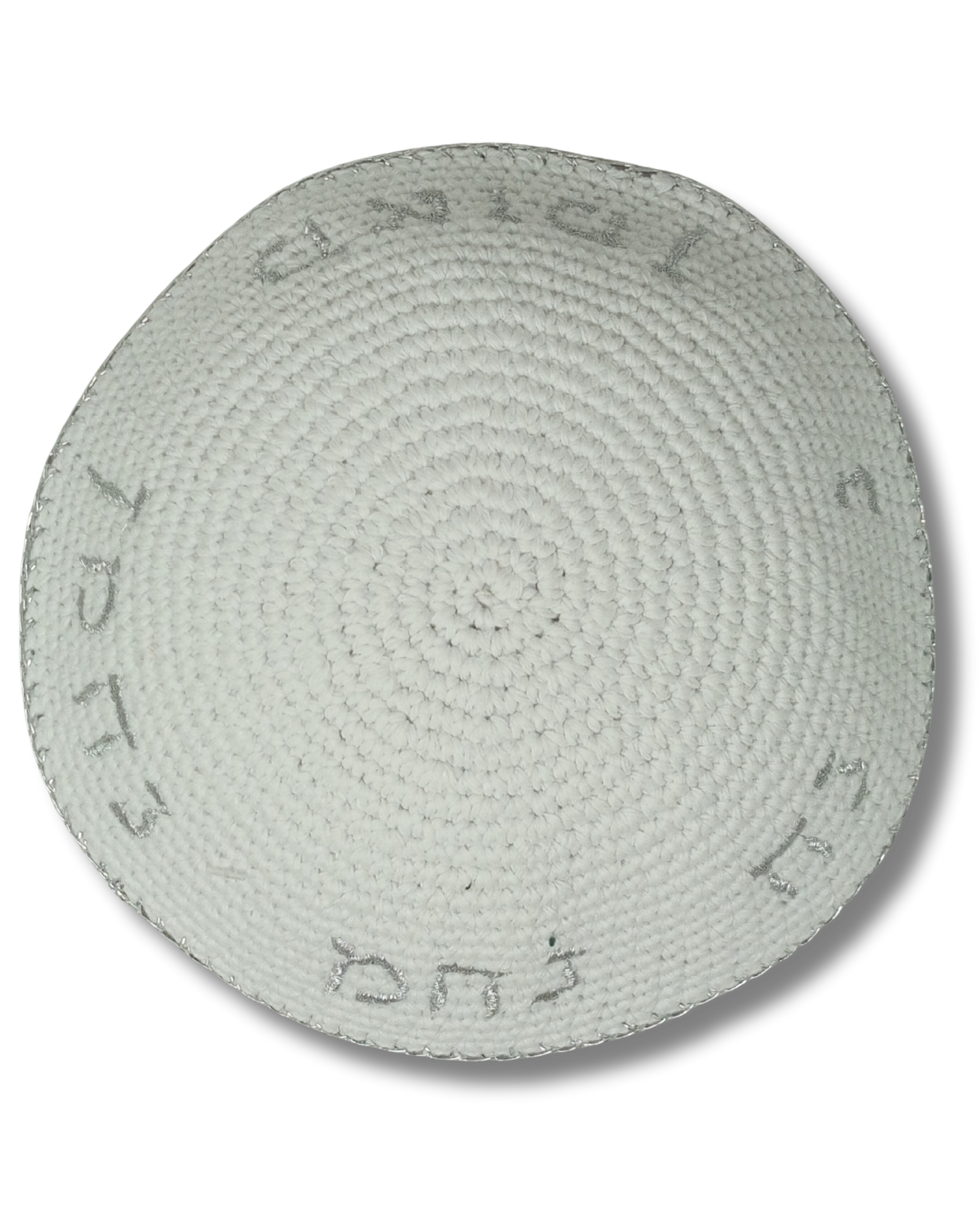 Kipá Blanca Tejida con Bordado “Nachmán” Plateado – 16 cm, 18977