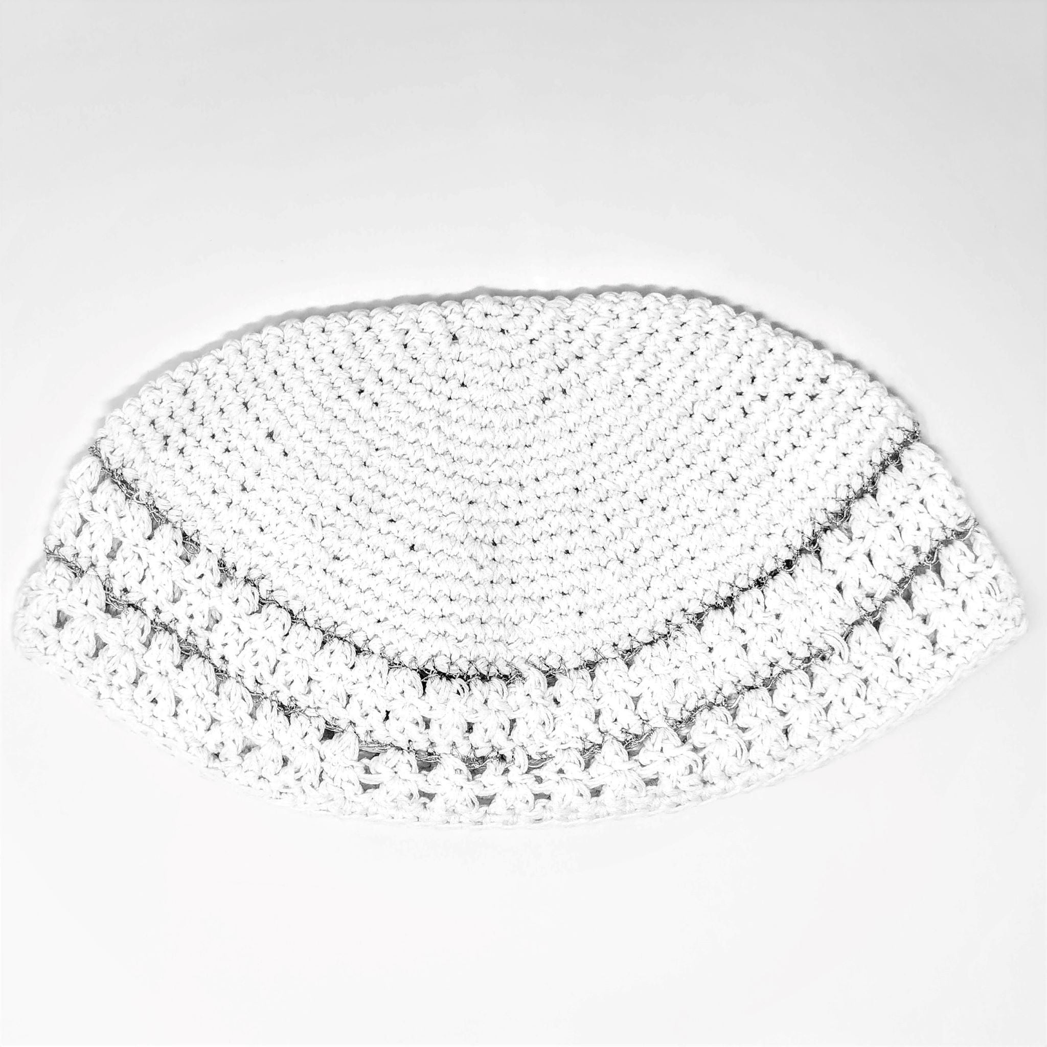 Kipá tejida najmán blanca con bordado plateado 06368 - Libreria Jerusalem Centro