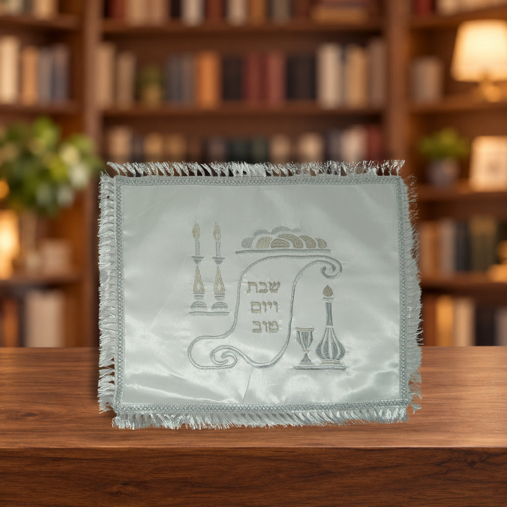 Mantel Cubre Jalá de Satén Blanco con Bordado – Modelo Grande 66883 — ambientación en biblioteca