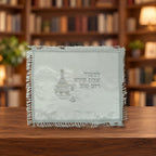 Mantel Cubre Jalá de Satén Blanco con Bordado Plateado 66882 — ambientación en biblioteca
