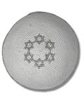 Kipá Tejida Blanca con Bordado Plateado de Maguén David – 16 cm, 16457