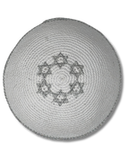 Kipá Tejida Blanca con Bordado Plateado de Maguén David – 16 cm, 16457