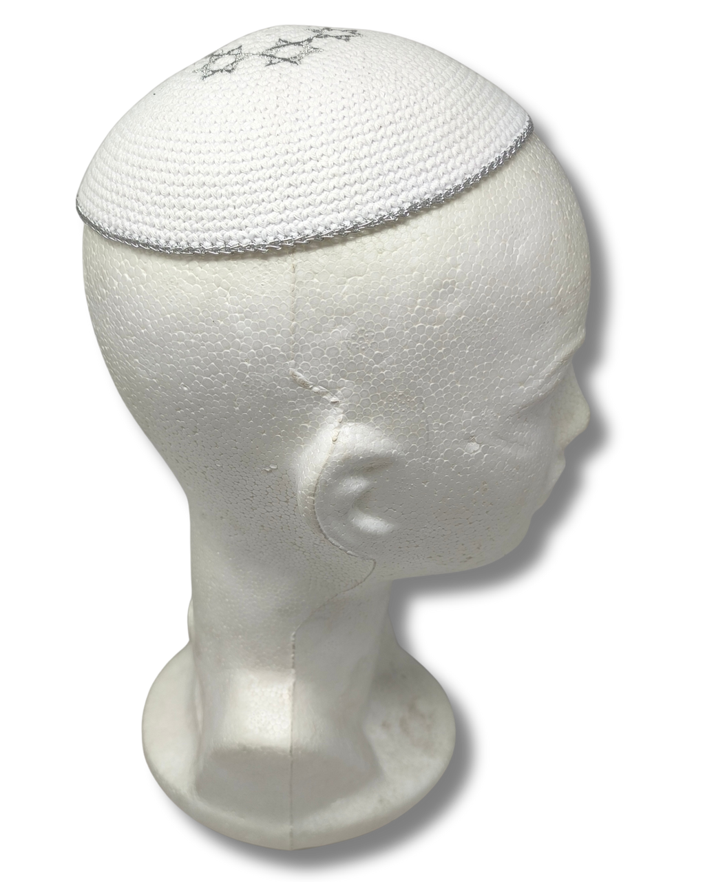 Kipá Tejida Blanca con Bordado Plateado de Maguén David – 16 cm, 16457