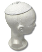 Kipá Tejida Blanca con Bordado Plateado de Maguén David – 16 cm, 16457