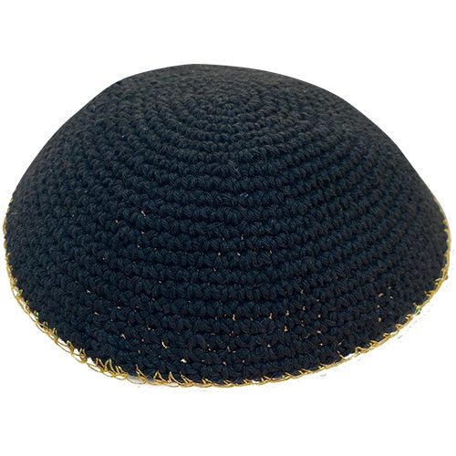 Kipa tejida de 17 cm - Negra con línea dorada 16359