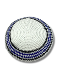 Kipa tejida blanca con borde Azul y negro 17211