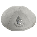 Kipa de Ultra Gamuza Gris de 19 cm con bordado plateado "Ha'aish Sheli" y alfiler. 17719