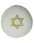 Kipá Tejida Blanca con Bordado Dorado de Maguén David – 16 cm, 16343