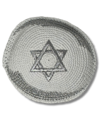 Kipá Blanca Tejida con Bordado Plateado de la Bandera de Israel, 16673