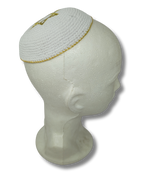 Kipá Tejida Blanca con Bordado Dorado de Maguén David – 16 cm, 16343