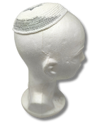 Kipá Blanca Tejida con Bordado Plateado de la Bandera de Israel, 16673