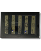 Set de 5 mezuzot doradas, modelo 12282; vista frontal del diseño