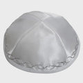 Kipa satin blanca 19cm borde plateado 00336
