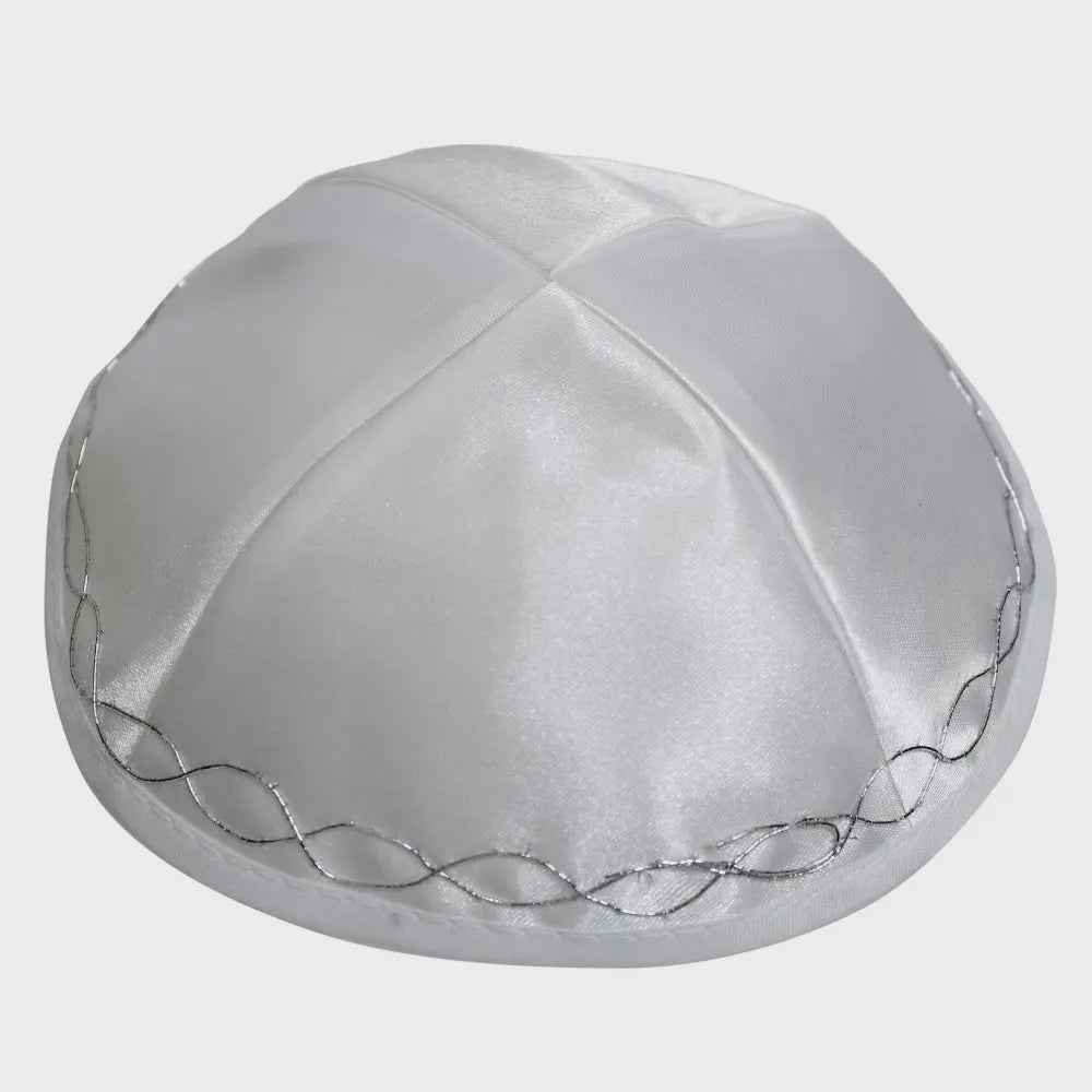Kipa satin blanca 19cm borde plateado 00336
