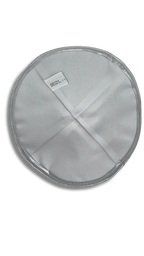 Kipa satin  blanca con borde plateado 00321