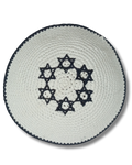 Kipá Tejida Blanca con Bordado Azul de Maguén David – 16 cm, 16500
