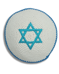 Kipá Tejida Blanca con Bordado Azul de Maguén David – 16 cm, 16370