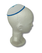 Kipá Tejida Blanca con Bordado Azul de Maguén David – 16 cm, 16370