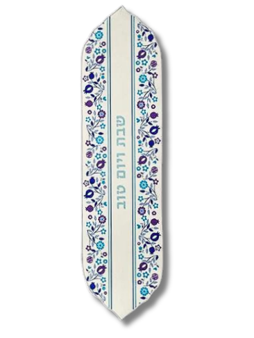 Camino de mesa Art Judaica 49055 con motivos florales en azul y morado sobre una base clara e inscripción en hebreo, 120 × 30 cm.