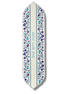 Camino de mesa Art Judaica 49055 con motivos florales en azul y morado sobre una base clara e inscripción en hebreo, 120 × 30 cm.