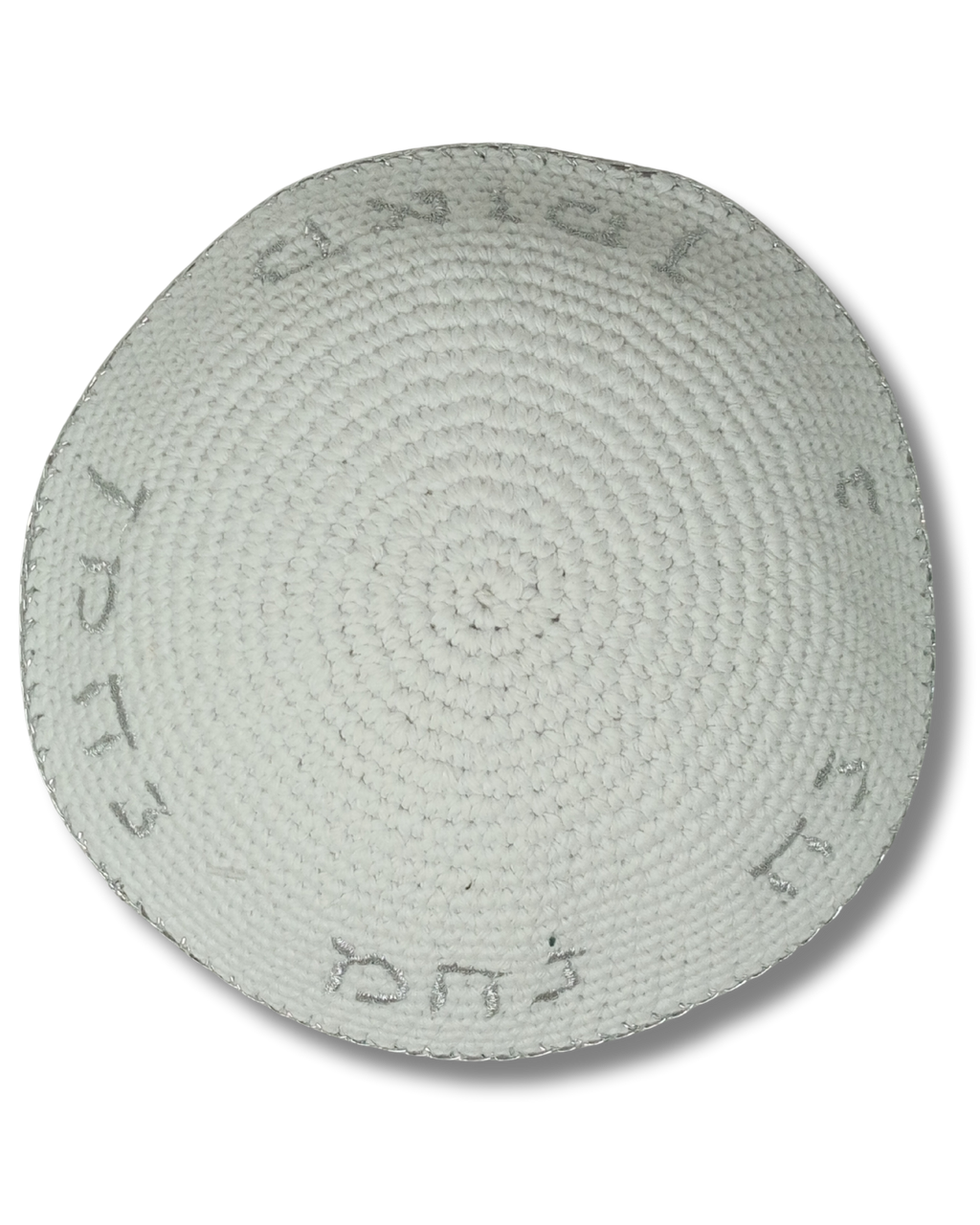 Kipá Blanca Tejida con Bordado “Nachmán” Plateado – 16 cm, 18977