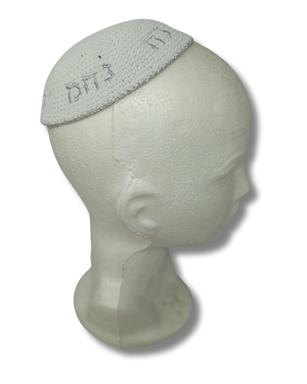 Kipá Blanca Tejida con Bordado “Nachmán” Plateado – 16 cm, 18977