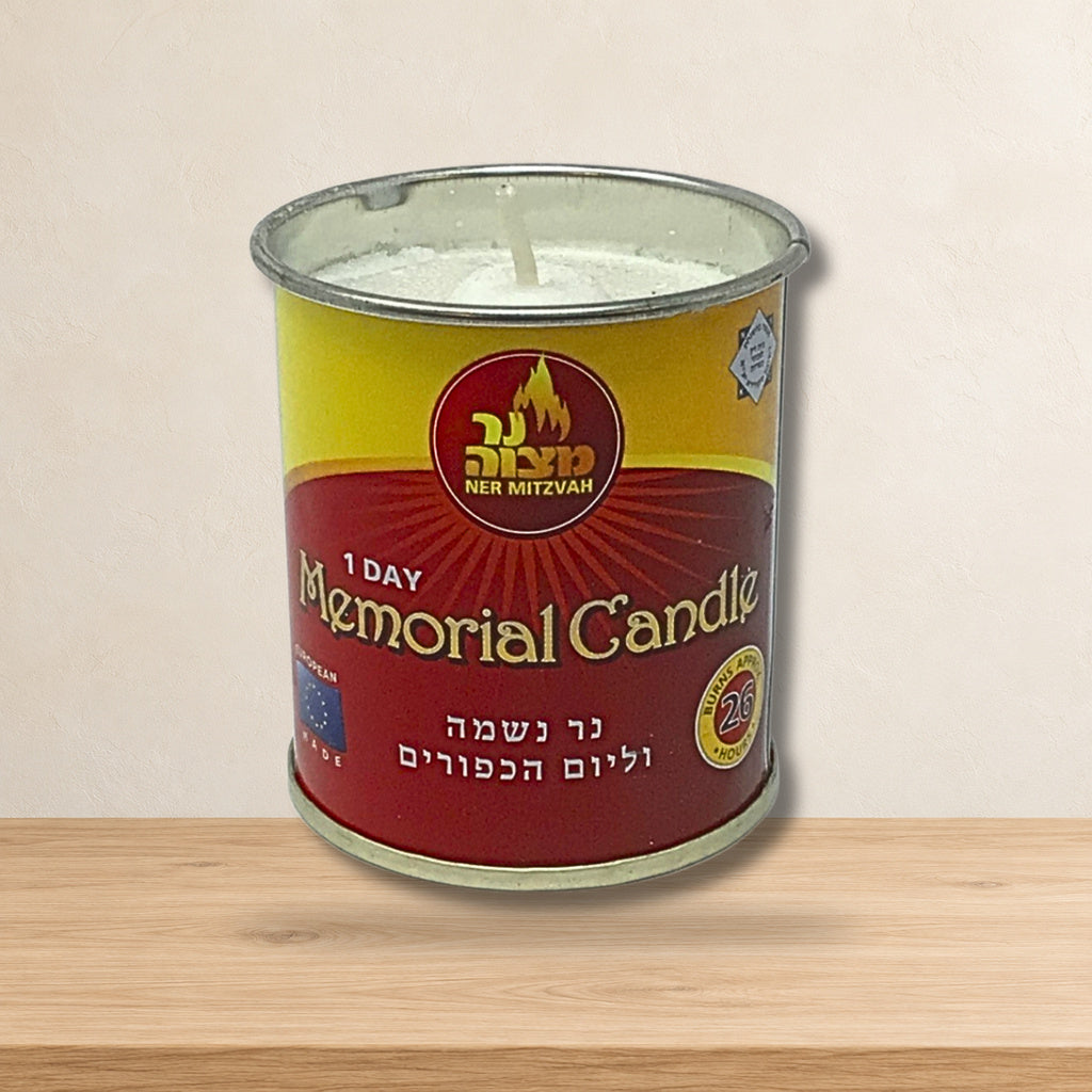 Vela memorial candle 1 día lata 12506 — ambientación en estudio claro
