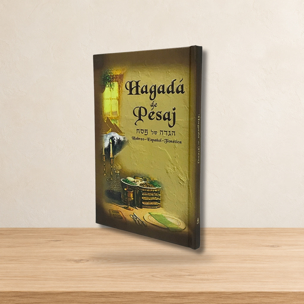Hagada de Pesaj editorial pasta dura hebreo, español y fonética — ambientación en estudio claro