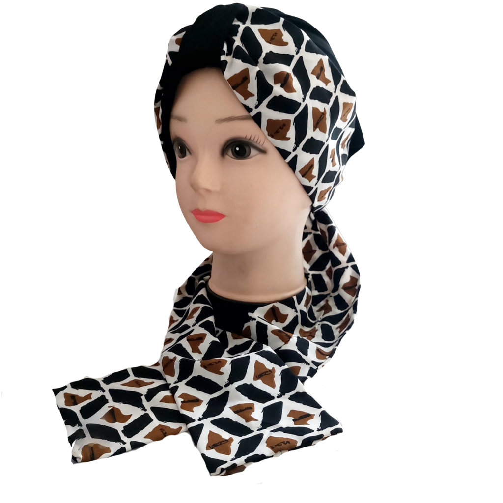 Kisui Rosh negro con cinta combinada, modelo 20123; estampado en negro, blanco y café, mostrado sobre maniquí