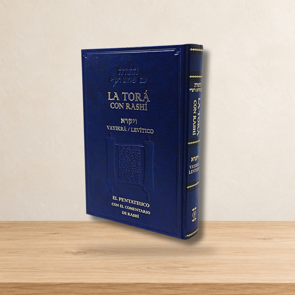 La Tora con Rashi Vayikra — ambientación en estudio claro