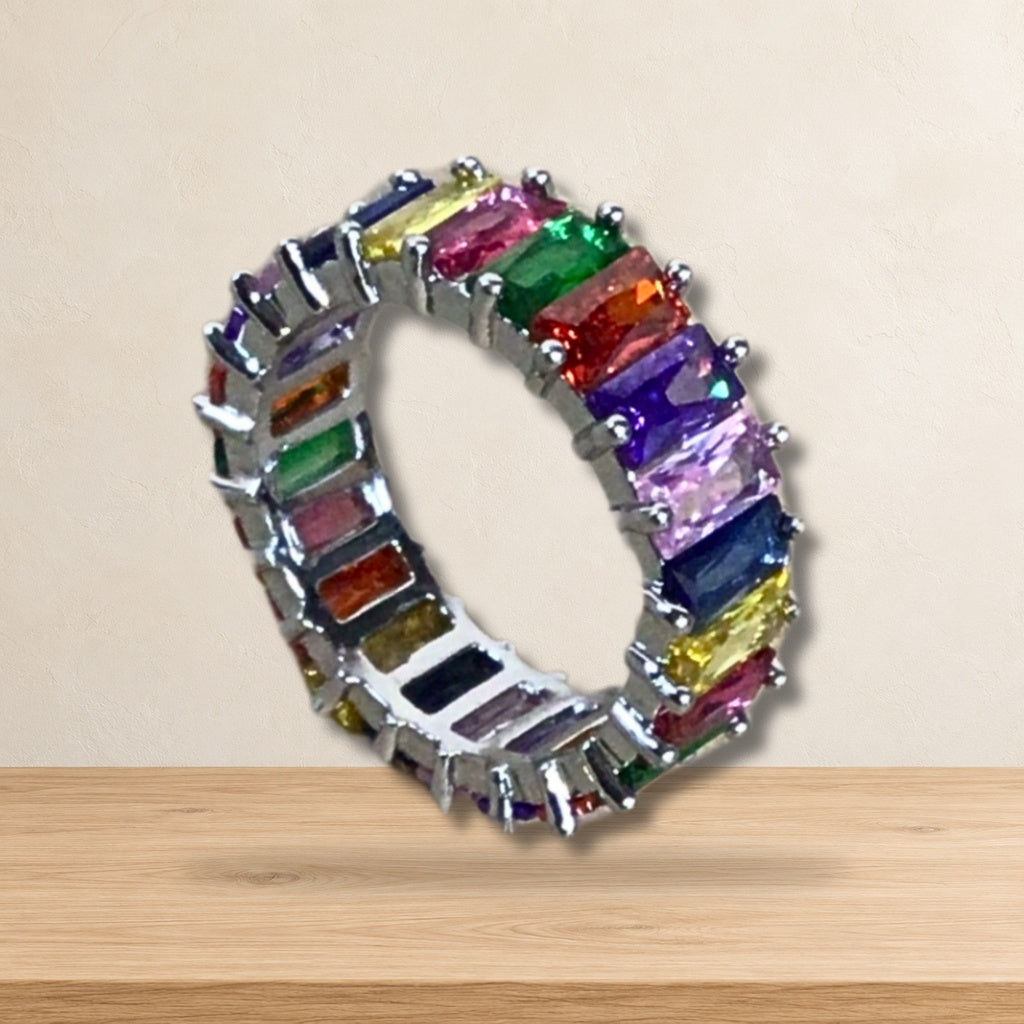 Anillo cristal de circonia — ambientación en estudio claro