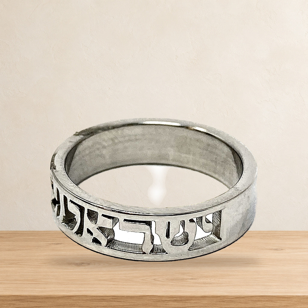 Anillo Israel grabado — ambientación en estudio claro