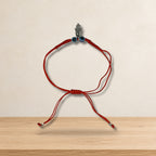 Pulsera de hilo rojo Hamsa con 2 ojitos 102102 — ambientación en estudio claro