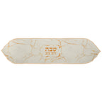 Camino de mesa Art Judaica 49030 con una base clara con efecto marmoleado y detalles dorados e inscripción en hebreo, 120 × 30 cm.