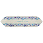 Camino de mesa Art Judaica 49055 con motivos florales en azul y morado sobre una base clara e inscripción en hebreo, 120 × 30 cm.