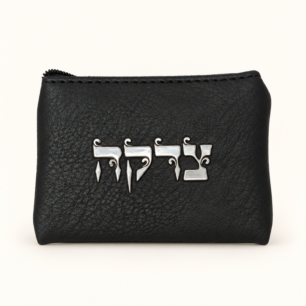 Bolsa negra para tzedaká 67520 con inscripción frontal en hebreo y letras de tono plateado.