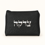 Bolsa negra para tzedaká 67520 con inscripción frontal en hebreo y letras de tono plateado.