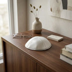 Kipá de satín blanca con borde plateado, modelo 00321; fotografía de presentación del fabricante