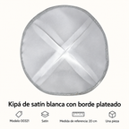Kipá de satín blanca con borde plateado, modelo 00321; ficha con material y medida de referencia