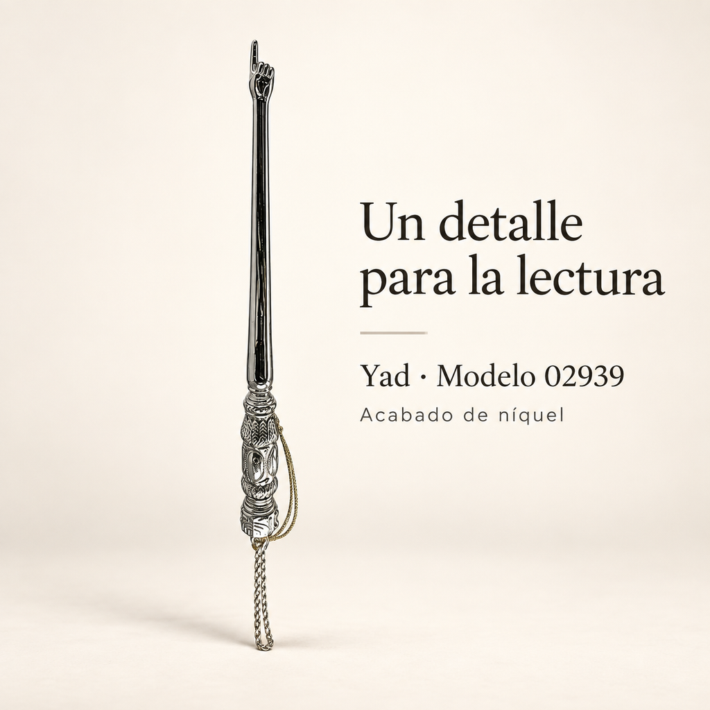 Yad metálico con punta de mano, mango grabado y cadena, modelo 02939 de 25 cm; presentación sobre fondo neutro