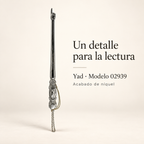 Yad metálico con punta de mano, mango grabado y cadena, modelo 02939 de 25 cm; presentación sobre fondo neutro