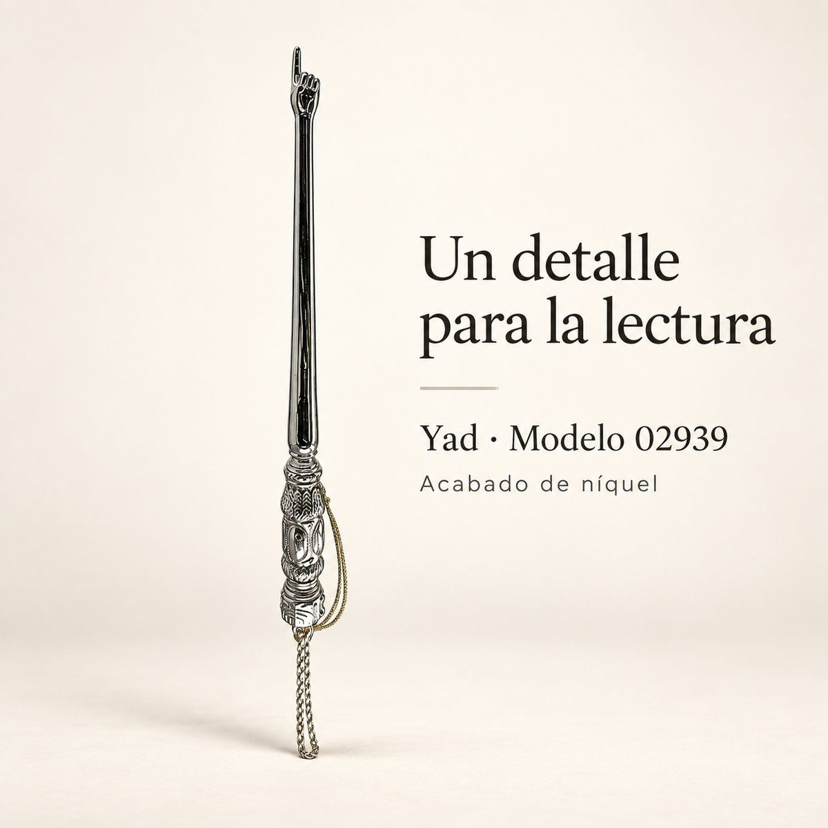 Yad metálico con punta de mano, mango grabado y cadena, modelo 02939 de 25 cm; presentación sobre fondo neutro