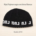 Kipá Najman negra con letras blancas, modelo 10759; presentación del diseño