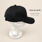 Gorra negra Shalom con Maguén David, modelo 11500; vista lateral sobre soporte de exhibición no incluido