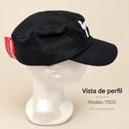 Gorra cubana negra Tzahal, modelo 11505; vista lateral sobre soporte de exhibición no incluido