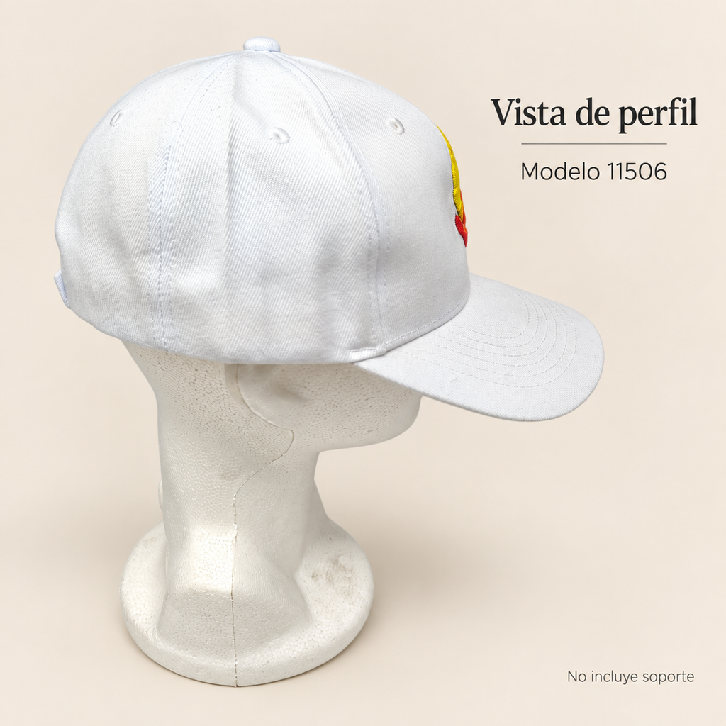 Gorra blanca Haesh Sheli Breslov, modelo 11506; vista lateral sobre soporte de exhibición no incluido