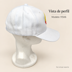 Gorra blanca Haesh Sheli Breslov, modelo 11506; vista lateral sobre soporte de exhibición no incluido