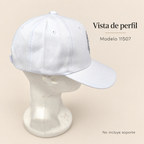 Gorra blanca Mosad, modelo 11507; vista lateral sobre soporte de exhibición no incluido