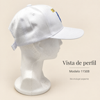 Gorra blanca Shalom con Maguén David, modelo 11508; vista lateral sobre soporte de exhibición no incluido