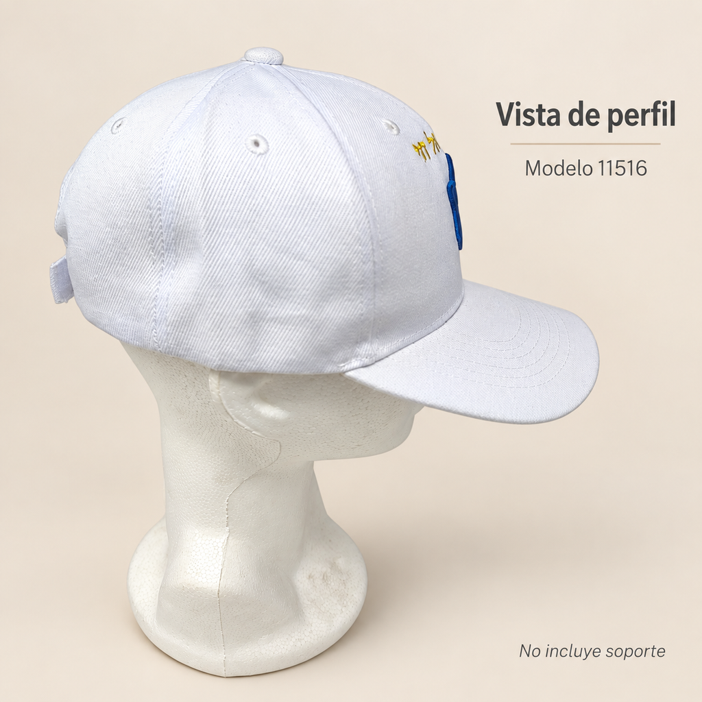 Gorra blanca Am Israel Jai con Maguén David, modelo 11516; vista lateral sobre soporte de exhibición no incluido